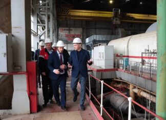 Юрий Слюсарь поручил «Лукойлу-Ростовэнерго» во второй раз сделать перерасчёт за коммунальные услуги Юрий Слюсарь посетил ТЭЦ-2 в Ростове //Фото пресс-службы Правительства Ростовской области