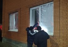 В Батайске обследование повреждённых при атаке БПЛА домов планируют завершить до 26 декабря Замерщики снимают размеры поврежденного окна //Фото из телеграм-канала Валентина Кукина, главы администрации Батайска