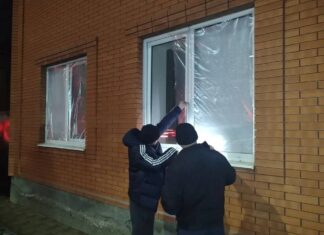 В Батайске обследование повреждённых при атаке БПЛА домов планируют завершить до 26 декабря Замерщики снимают размеры поврежденного окна //Фото из телеграм-канала Валентина Кукина, главы администрации Батайска