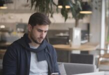 Сбербанк запустил персонального финансового помощника на основе ИИ для жителей Юга России Мужчина со смартфонои и ноутбуком //Фото сгенерировано ГигаЧат