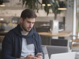 Сбербанк запустил персонального финансового помощника на основе ИИ для жителей Юга России Мужчина со смартфонои и ноутбуком //Фото сгенерировано ГигаЧат