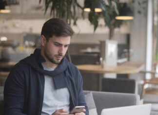 Сбербанк запустил персонального финансового помощника на основе ИИ для жителей Юга России Мужчина со смартфонои и ноутбуком //Фото сгенерировано ГигаЧат