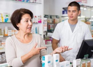 Жители Дона и Кубани вошли в топ-10 по тратам на здоровье в России Женщина в аптеке //Иллюстрация ГигаЧат