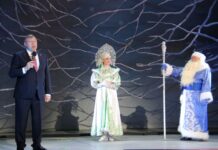 Семьи участников СВО и воспитанники детских центров посетили новогодний музыкальный спектакль при поддержке «Единой России» В честь Нового года депутаты «Единой России» пригласили семьи участников СВО и воспитанников детских центров помощи на музыкальный спектакль //Фото «Единая Россия»