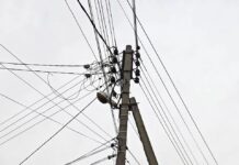 Энергетики проводят демонтаж незаконно размещенных ВОЛС в Мясниковском районе Ростовской области Столб с проводами //Фото Россети-юг