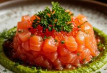 Повар Максим Грошев рассказал как не перегрузить новогодний стол и удивить гостей