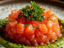 Повар Максим Грошев рассказал как не перегрузить новогодний стол и удивить гостей