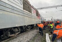 Из-за схода локомотива под Ростовом задержаны более 20 пассажирских поездов Под Ростовом локомотив сошел с рельсов //Фото Южная транспортная прокуратура