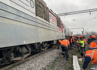 Из-за схода локомотива под Ростовом задержаны более 20 пассажирских поездов Под Ростовом локомотив сошел с рельсов //Фото Южная транспортная прокуратура