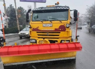 В Ростове коммунальные службы провели ночную уборку улиц от снега Коммунальная техника на улицах Ростова //Фото из телеграм-канала Александра Скрябина