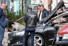 В Ростовской области утвердили порядок выплат пострадавшим от атак БПЛА автовладельцам Страховые агенты оценивают ущерб, причиненный автомобилю //Фото Василий Дерюгин, Коммерсант