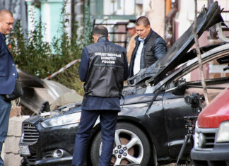 В Ростовской области утвердили порядок выплат пострадавшим от атак БПЛА автовладельцам Страховые агенты оценивают ущерб, причиненный автомобилю //Фото Василий Дерюгин, Коммерсант