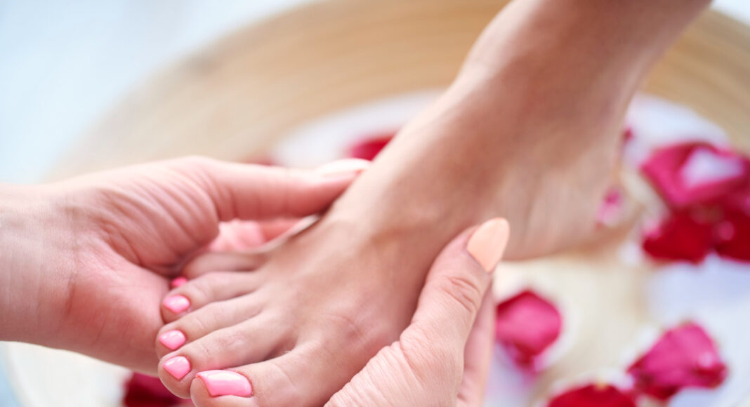 Процедура педикюра //Фото gpointstudio, freepik.com