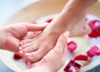 Жители Ростовской области в предпраздничные недели искали мастера для экспресс-педикюра в 4,5 раза чаще Процедура педикюра //Фото gpointstudio, freepik.com