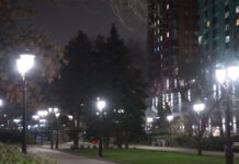 В Ростове разработали трехлетнюю программу развития уличного освещения и обустройства остановок Фонари на ул. Пушкинской в Ростове-на-Дону /\Фото из телеграм-канала главы администрации Ростова Александра Скрябина