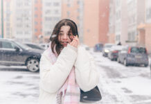 В Ростовской области объявили предупреждение о штормовом ветре до 85 км/ч и гололеде Девушка идет по улице в метель //Фото pvproductions, freepik.com