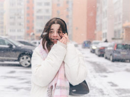 В Ростовской области объявили предупреждение о штормовом ветре до 85 км/ч и гололеде Девушка идет по улице в метель //Фото pvproductions, freepik.com