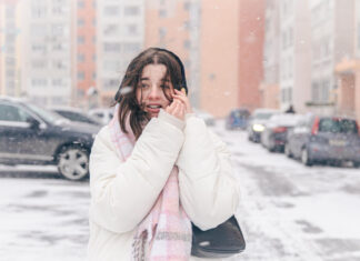 В Ростовской области объявили предупреждение о штормовом ветре до 85 км/ч и гололеде Девушка идет по улице в метель //Фото pvproductions, freepik.com