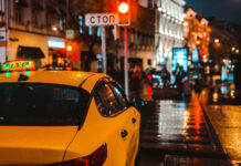 Эксперт: в 2026 году тарифы на такси в Ростове-на-Дону могут вырасти на 15–18% Автомобиль такси вечером в городе //Фото shangarey, freepik.com