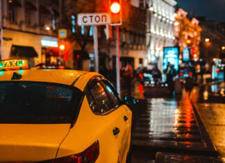 Эксперт: в 2026 году тарифы на такси в Ростове-на-Дону могут вырасти на 15–18% Автомобиль такси вечером в городе //Фото shangarey, freepik.com