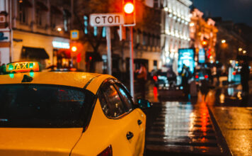 Эксперт: в 2026 году тарифы на такси в Ростове-на-Дону могут вырасти на 15–18% Автомобиль такси вечером в городе //Фото shangarey, freepik.com