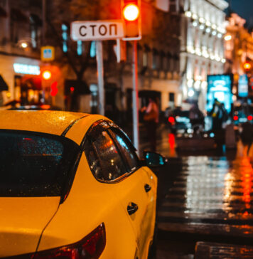 Эксперт: в 2026 году тарифы на такси в Ростове-на-Дону могут вырасти на 15–18% Автомобиль такси вечером в городе //Фото shangarey, freepik.com