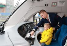 Мечта маленького жителя Ростовской области о кабине машиниста сбылась благодаря железнодорожникам СКЖД исполнила мечту альчика Гордея осидеть в кабине локомотива //Фото пресс-службы СКЖД