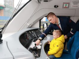 Мечта маленького жителя Ростовской области о кабине машиниста сбылась благодаря железнодорожникам СКЖД исполнила мечту альчика Гордея осидеть в кабине локомотива //Фото пресс-службы СКЖД