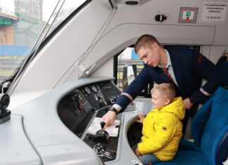 Мечта маленького жителя Ростовской области о кабине машиниста сбылась благодаря железнодорожникам СКЖД исполнила мечту альчика Гордея осидеть в кабине локомотива //Фото пресс-службы СКЖД