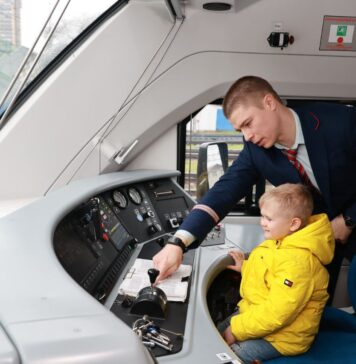 Мечта маленького жителя Ростовской области о кабине машиниста сбылась благодаря железнодорожникам СКЖД исполнила мечту альчика Гордея осидеть в кабине локомотива //Фото пресс-службы СКЖД