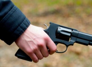 Тяжелые ранения и ожоги получил охранник ночного клуба в драке с посетителем в Ростове