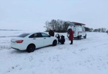 У жителей Ростовской области сломался автомобиль прямо посреди степи