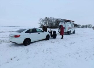 У жителей Ростовской области сломался автомобиль прямо посреди степи