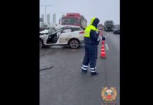 Полоса движения на трассе М-4 в районе выезда из Новошахтинска перекрыта