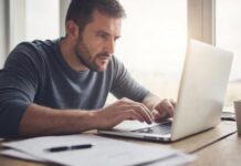 35 компаний из Ростовской области вошли в список лучших работодателей страны Работа за компьютером //Иллюстрация GigaChat