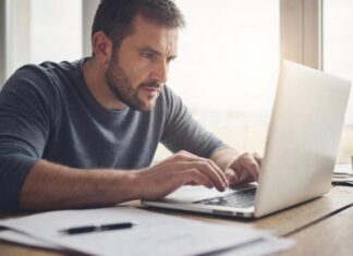 35 компаний из Ростовской области вошли в список лучших работодателей страны Работа за компьютером //Иллюстрация GigaChat