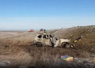 Три человека сгорели в автомобиле. Иномарка столкнулась с фурой в Ростовской области