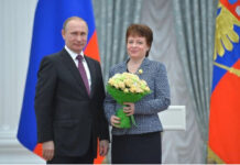 Умерла «Народный учитель» из Ростовской области, которую награждал Владимир Путин