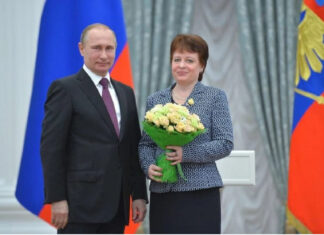 Умерла «Народный учитель» из Ростовской области, которую награждал Владимир Путин