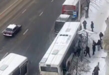 Автобус снёс остановку в Ростове