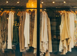 Магазины одежды и обуви стали открываться на 20% реже в Ростовской области