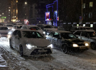 Ночью спасатели помогали фурам преодолевать подъёмы на заснеженных дорогах