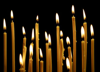 Около сотни человек пришло проститься с погибшим врачом и его женой