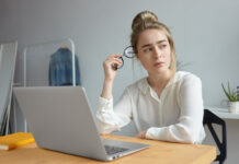 Больше половины соискателей в Ростовской области используют ИИ при поиске работы Молодая женщина за ноутбуком // Фото Freepik.com, karlyukav