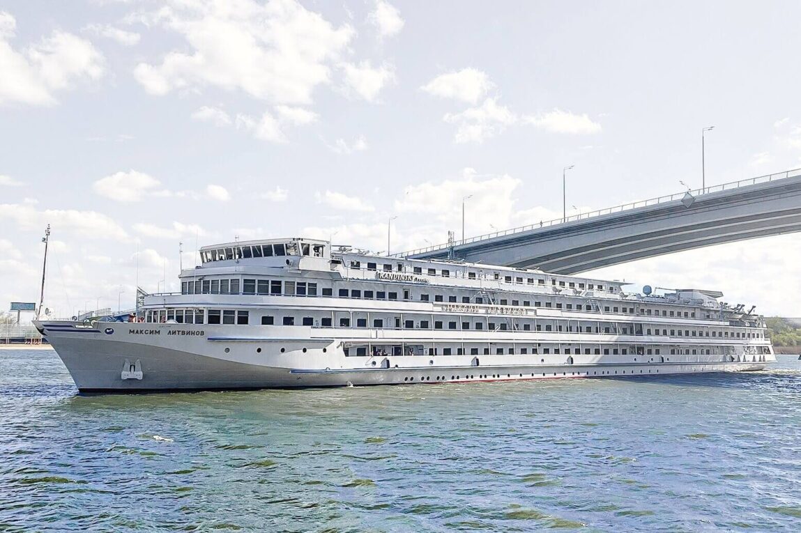 Лайнер "Максим Литыинов" //Фото ДонИнтурФлот