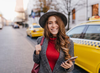 В Ростовской области в марте заработает новый сервис такси Fasten от Яндекса Девушка вызвала такси через приложение //Фото lookstudio, freepik.com