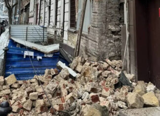 В центре Ростова обрушилась стена старинного особняка, который власти пытались признать аварийным через суд В Ростове обрушилась стена особняка //Фото Telegram-канал главы администрации Ленинского района Юлии Мищук