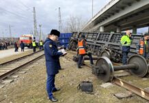 На станции Заречная в Ростове сошли с рельсов два груженых вагона и тепловоз На станции Заречная в Ростове сошли с рельсов два груженых вагона и тепловоз //Фото: Южная транспортная прокуратура