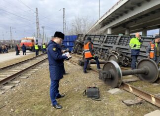 На станции Заречная в Ростове сошли с рельсов два груженых вагона и тепловоз На станции Заречная в Ростове сошли с рельсов два груженых вагона и тепловоз //Фото: Южная транспортная прокуратура