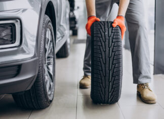 Жители Ростова готовы потратить на летние шины в среднем 24 тысячи рублей Замена шин на автомобиле //Фото senivpetro, Freepik